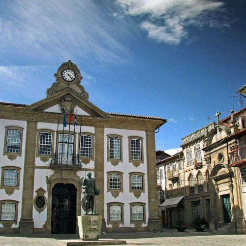 Câmara_Municipal_de_Chaves_-_Portugal_(16757364810)